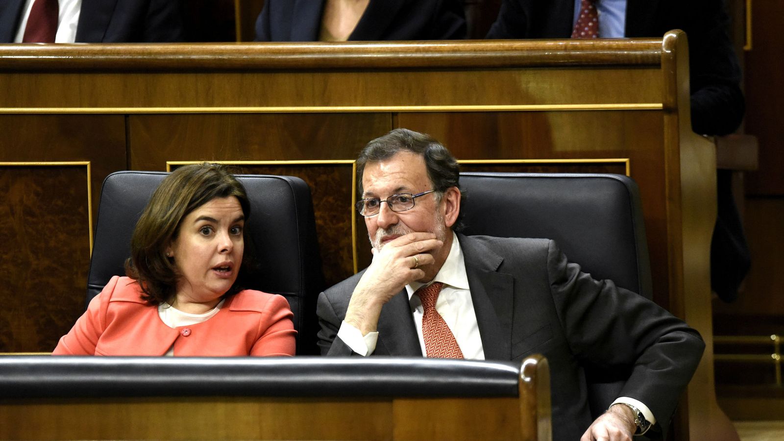Foto: El presidente del Gobierno en funciones, Mariano Rajoy, junto a la vicepresidenta, Soraya Sáenz de Santamaría, durante el primer pleno ordinario del Congreso de la legislatura. (EFE)