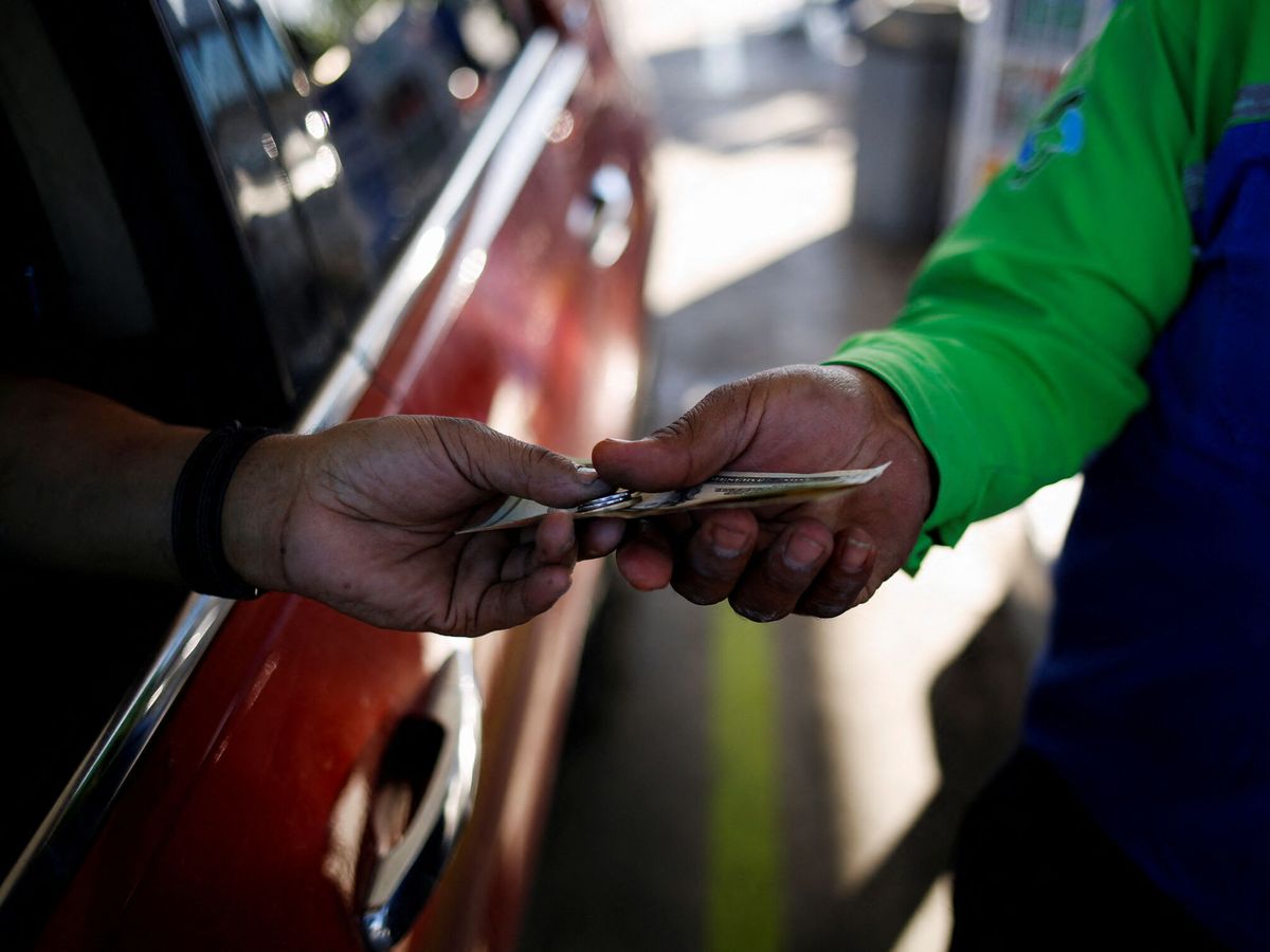 Foto: Un estadounidense compra gasolina del otro lado de la frontera, en Ciudad Juárez, México. (Reuters/José Luis González)