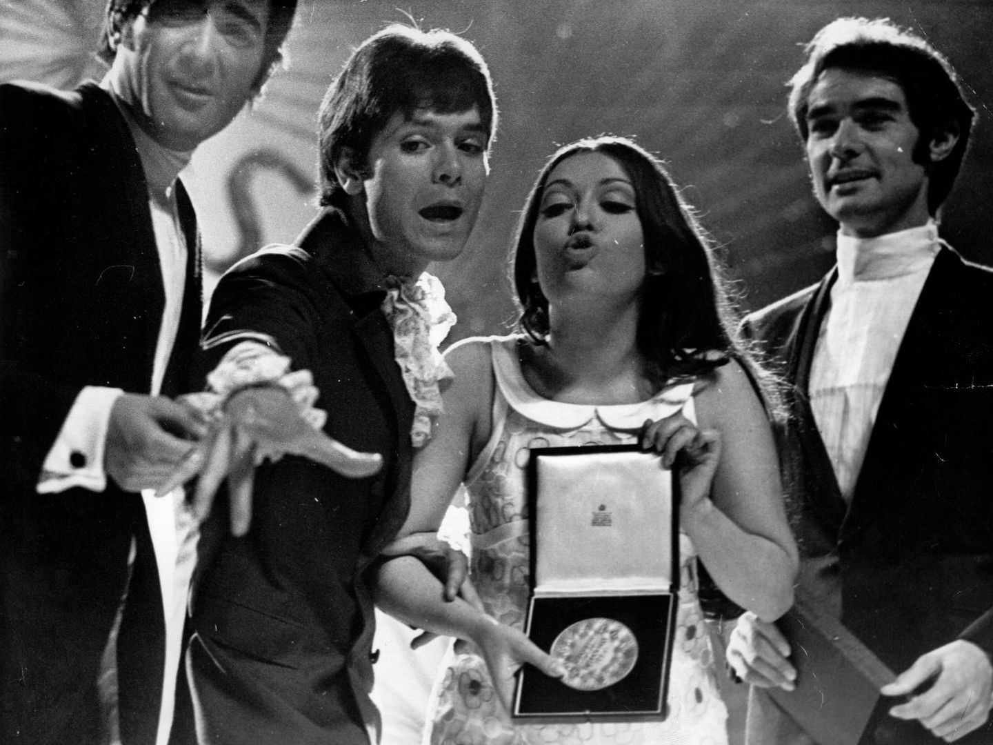 La cantante Massiel tras imponerse como ganadora en Eurovisión en 1968. (Gtres)