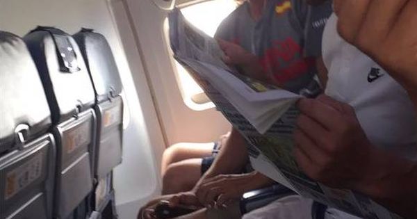 Foto: Rafa Nadal, ayer, en un avión camino a Mallorca. 