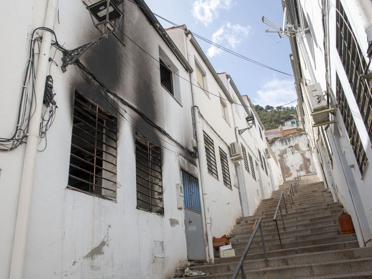 Foto: Vista de la vivienda incendiada en la que falleció un hombre este pasado sábado en Jaén. (EFE/José Manuel Pedrosa)