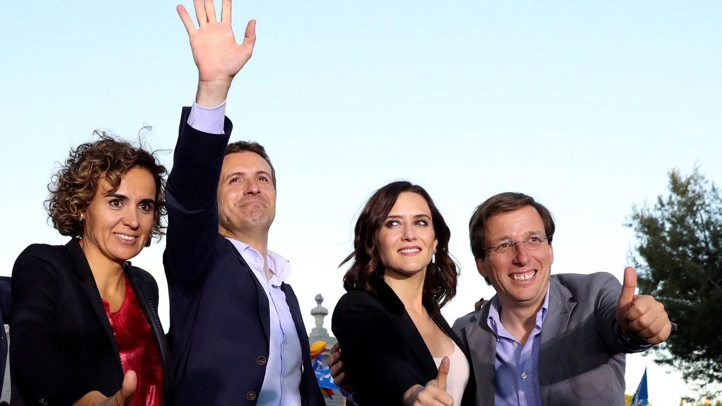 Pablo Casado, con Dolors Montserrat, Isabel Díaz Ayuso y José Luis Martínez-Almeida, este viernes en su cierre de campaña en Madrid Río. (EFE)