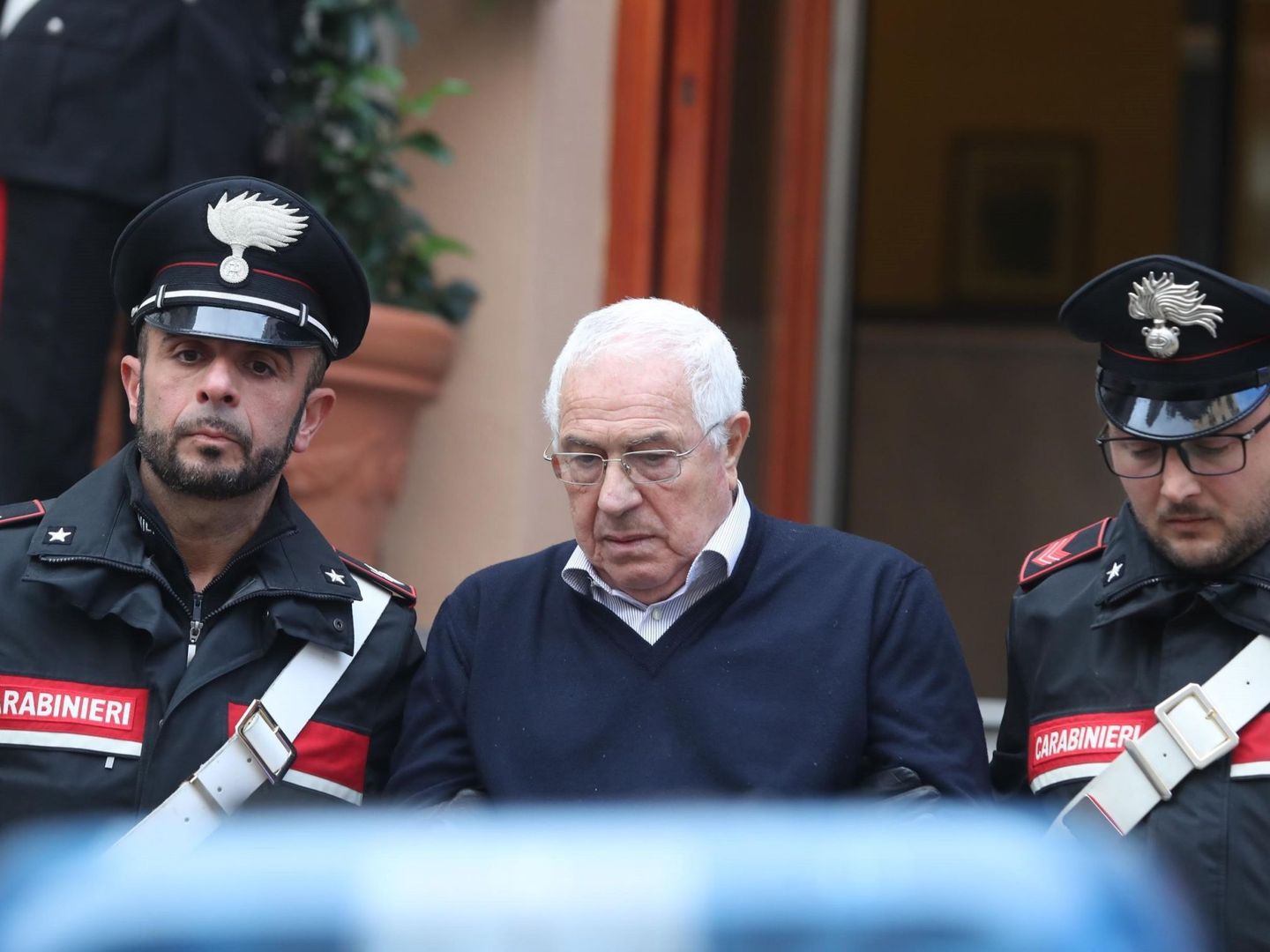 Settimino Mineo (c), considerado nuevo jefe de Cosa Nostra, es escoltado por dos carabineros tras su arresto en Palermo. (EFE)