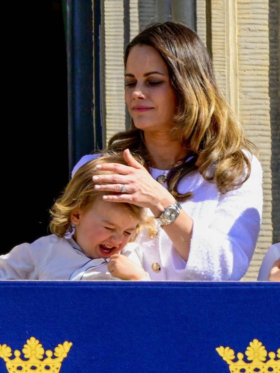La princesa Sofia cuidando de su hijo Julian. (CordonPress)
