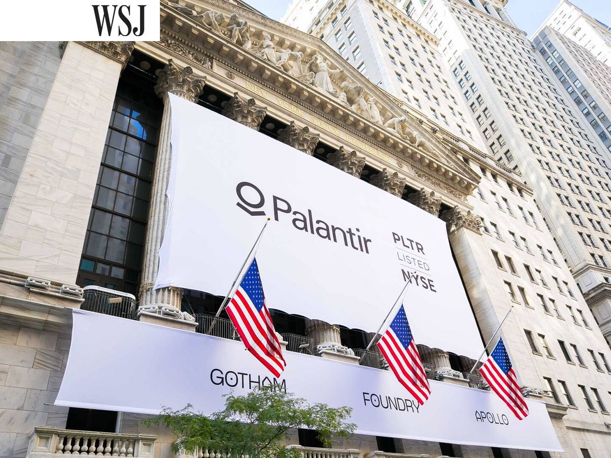 Foto: Una lona de la empresa Palantir en la parte frontal de la Bolsa de Valores de Nueva York, en 2020. (EFE/Courtney Crow)