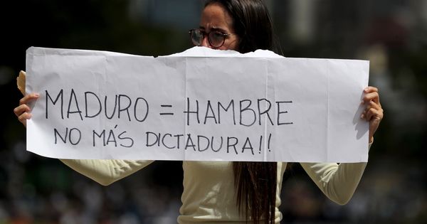 Foto: Opositores venezolanos, en una manifestación en respaldo a la Presidencia interina de Guaidó, este miércoles, en Caracas. (EFE)