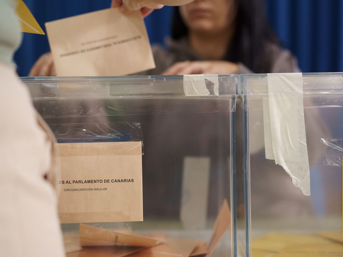Foto: Una persona vota el pasado 28-M. (EFE/Ramón de la Rocha)