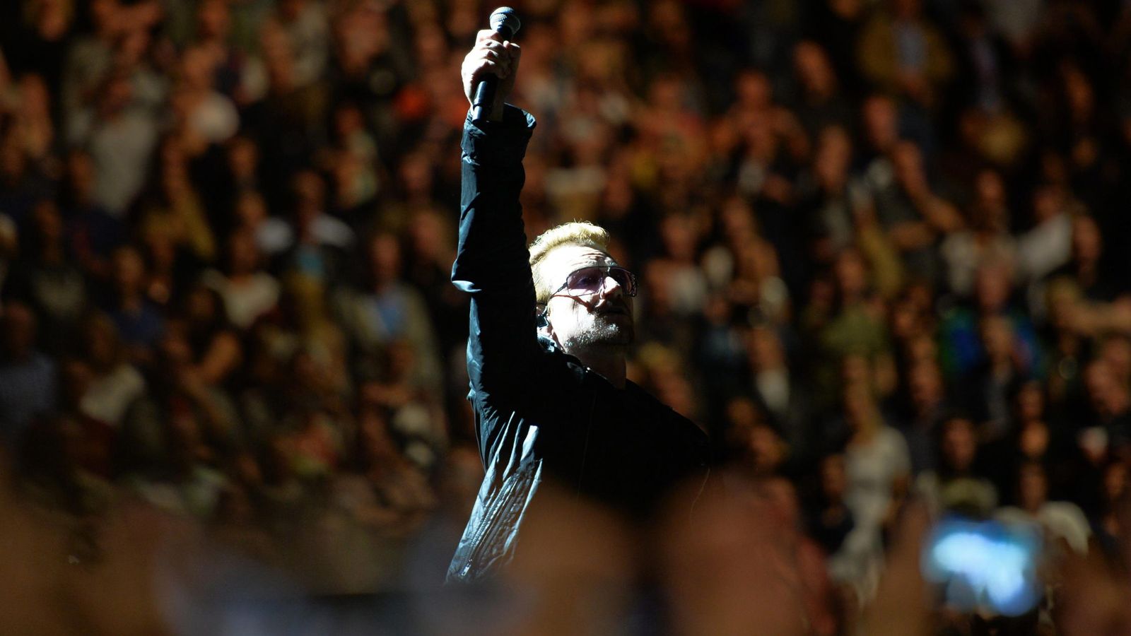 Foto: Bono, de U2, en concierto en Berlín el 24 de septiembre (Efe)