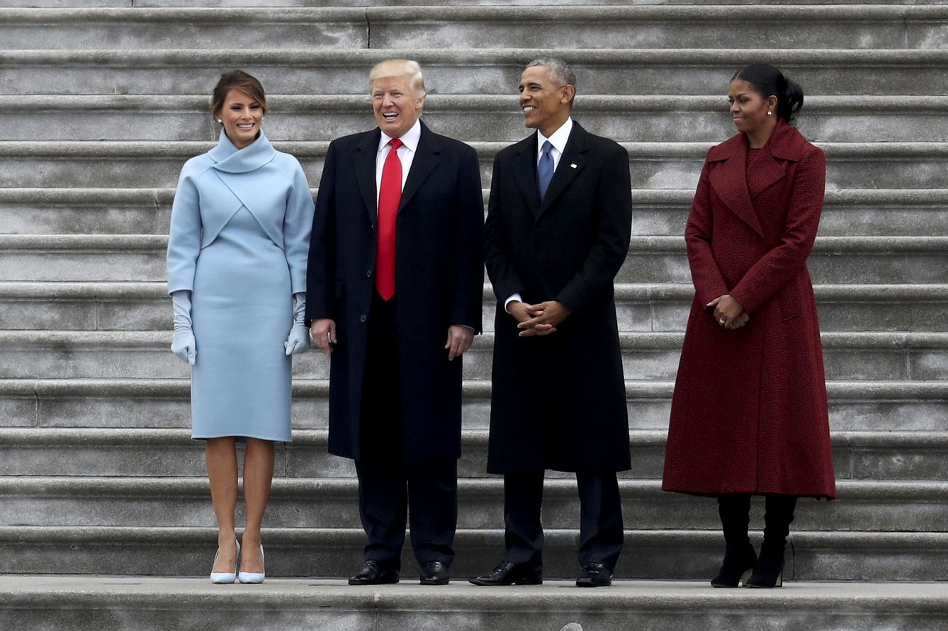 El presidente de EEUU, Donald Trump, junto al expresidente Barack Obama en las escaleras del Capitolio, el 20 de enero de 2016 (Reuters).