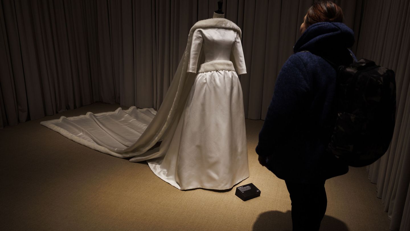 El vestido de novia de Fabiola de Bélgica, de la exposición de Cristóbal Balenciaga en el Real Jardín Botánico de Madrid. (EFE/Sergio Pérez)