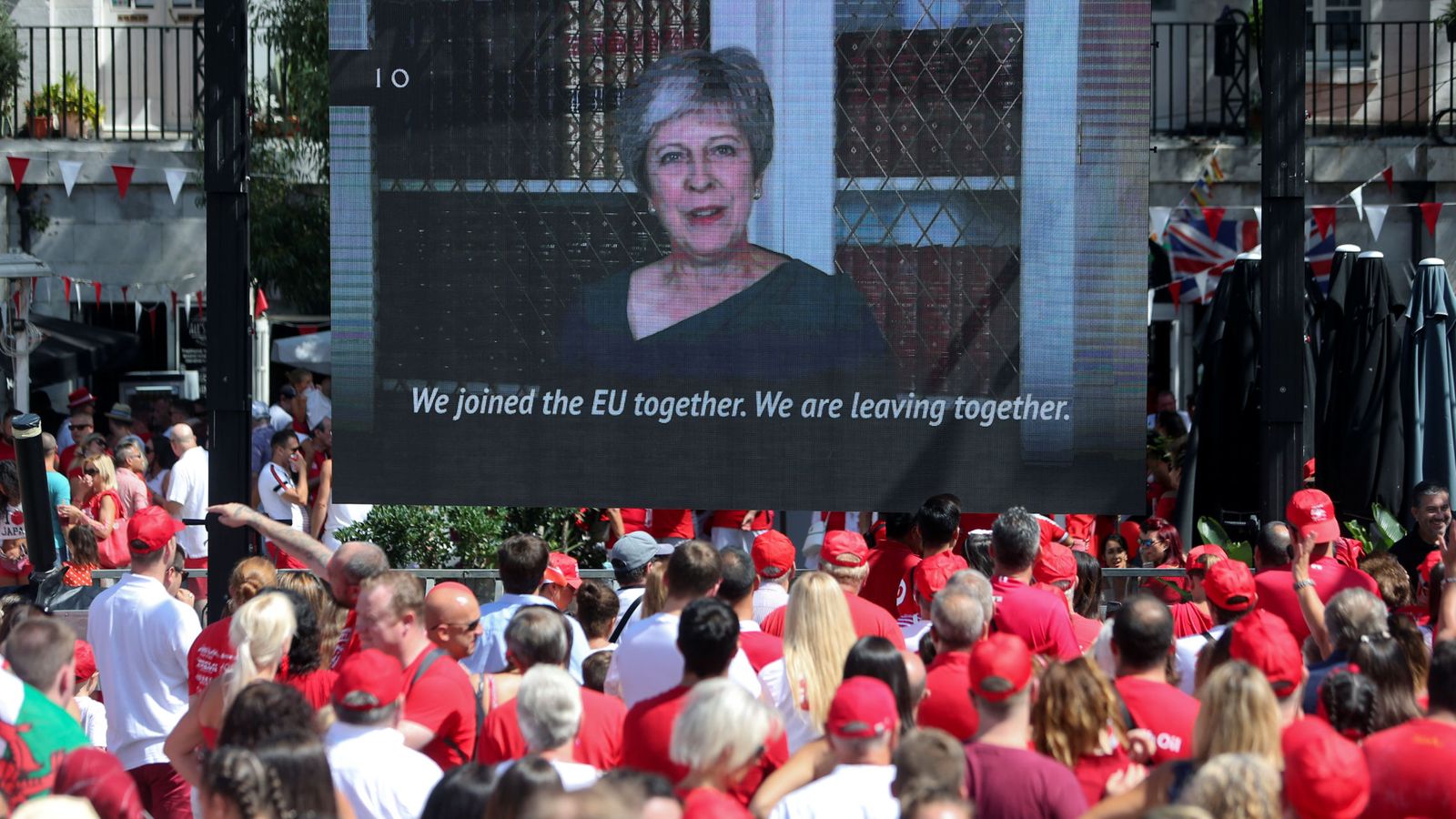 Foto: GIbraltareños siguen la retransmisión de un discurso de May, el 10 de septiembre de 2018. (Reuters)