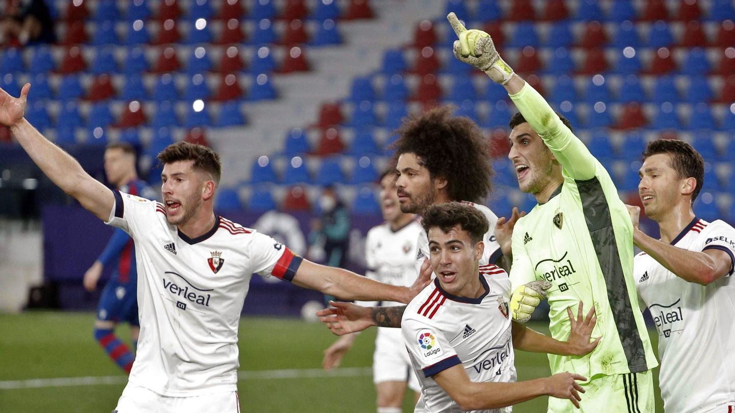 Herrera celebra con sus compañeros el penalti detenido al Levante en la jornada 23. (EFE)