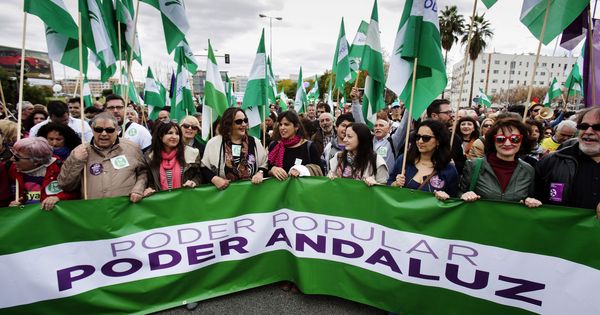 Foto: La coordinadora de Podemos Andalucía, Teresa Rodríguez (c), durante su participación en la manifestación del 28-F. (EFE)