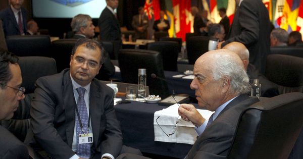 Foto: Jaime Caruana (i), junto al expresidente del Popular Ángel Ron (c) y Francisco González. (EFE)
