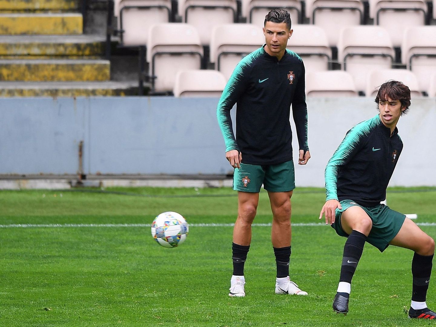 Joao Félix y Cristiano Ronaldo en un entrenamiento de Portugal. (Efe)