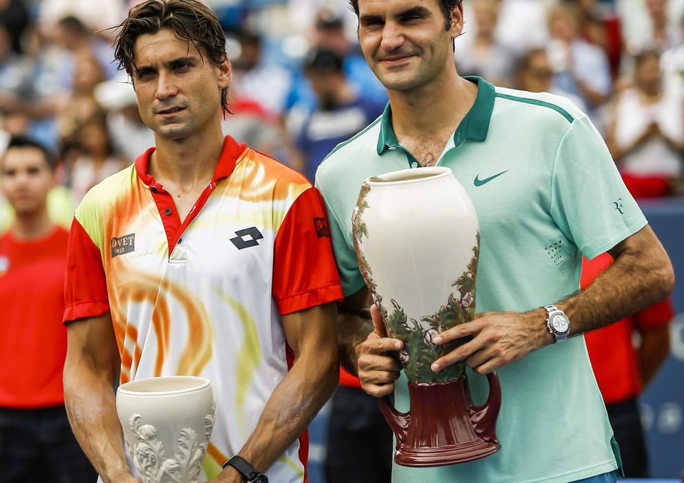 Foto: Ferrer y Federer posan con sus trofeos (Efe). 