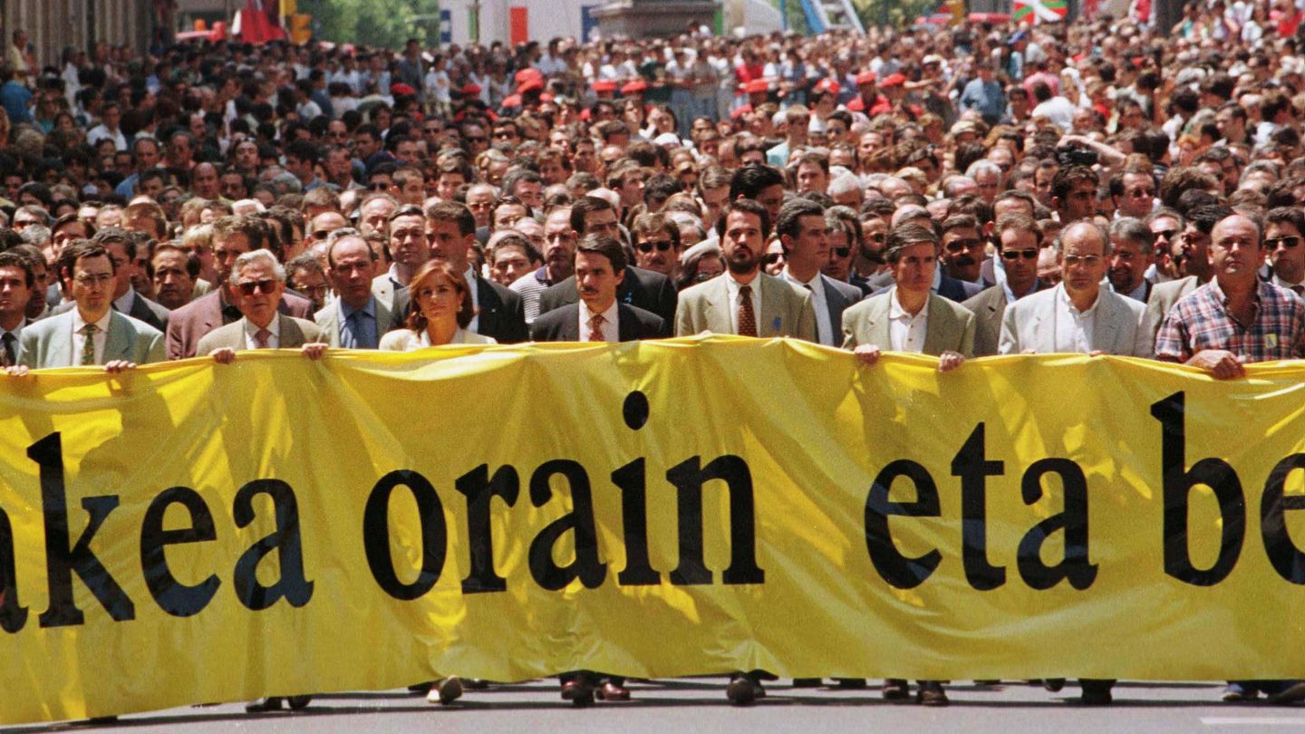 Miembros del Gobierno participan en una manifestación masiva en Bilbao contra la banda terrorista ETA el 12 de julio de 1997. (Reuters)