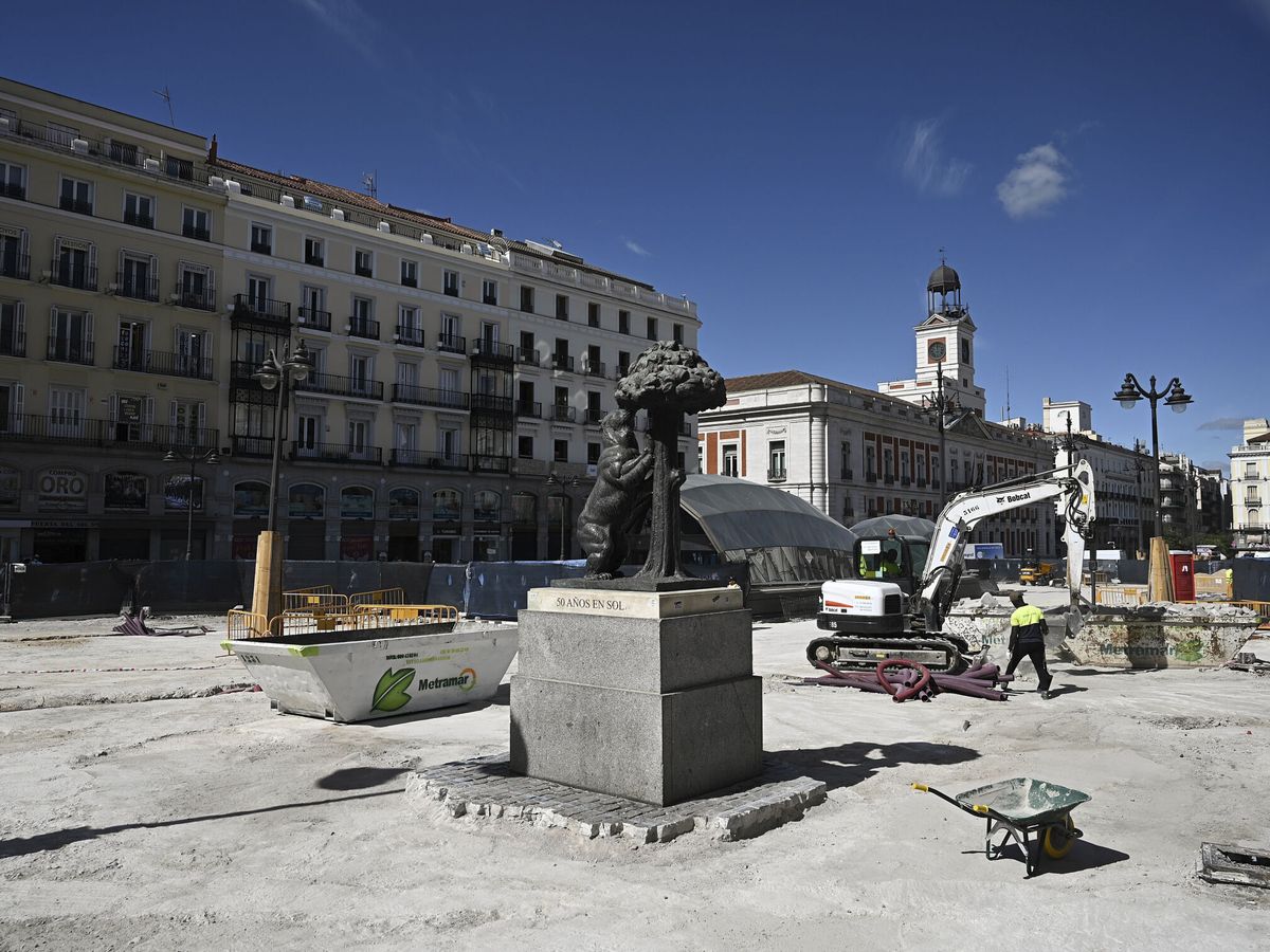 Foto: Obras en la Puerta del Sol de Madrid. (EFE/ Fernando Villar)
