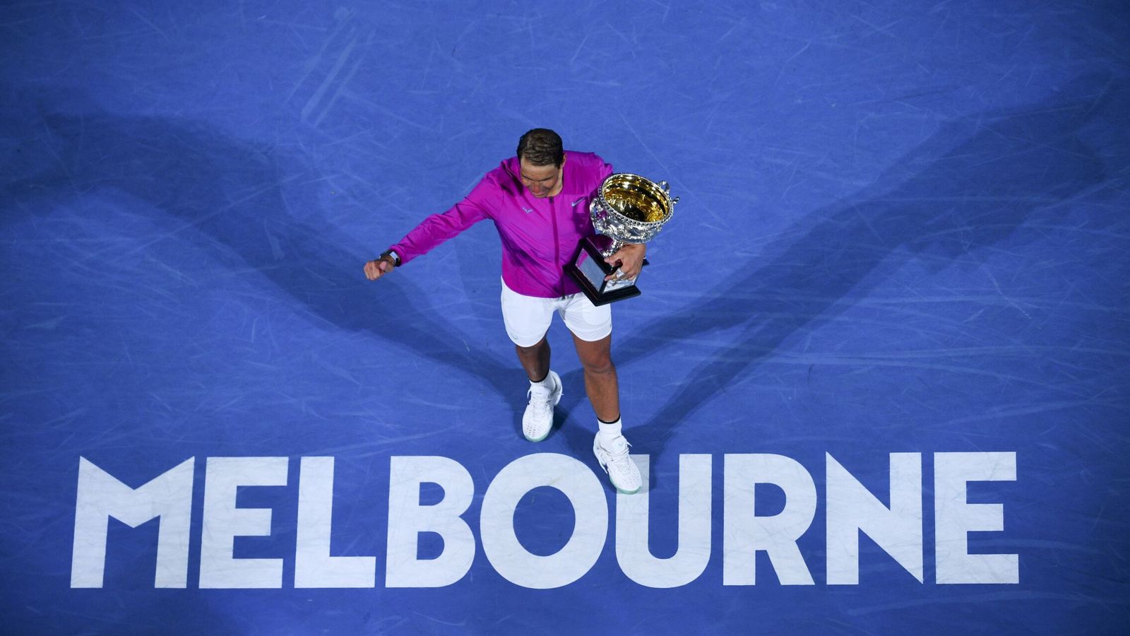 Rafael Nadal celebra su victoria en el Open de Australia en Melbourne Park. (EFE / EPA / James Ross)