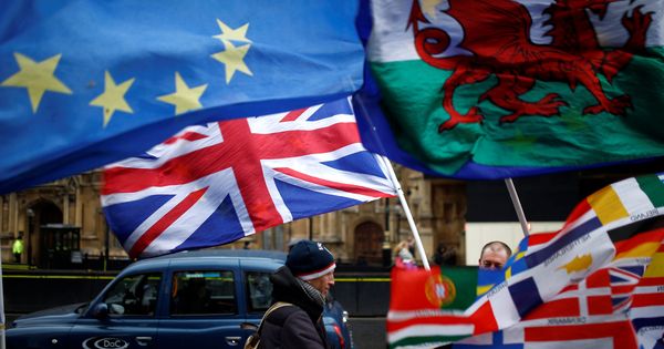 Foto: Banderas europeas durante una protesta contra el Brexit frente al Parlamento, en Westminster, Londres, 16 de enero de 2019. (Reuters)