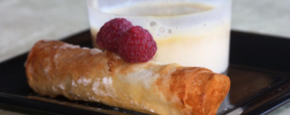 Foto: Crujiente y delicada: crema catalana con rollitos de frambuesa
