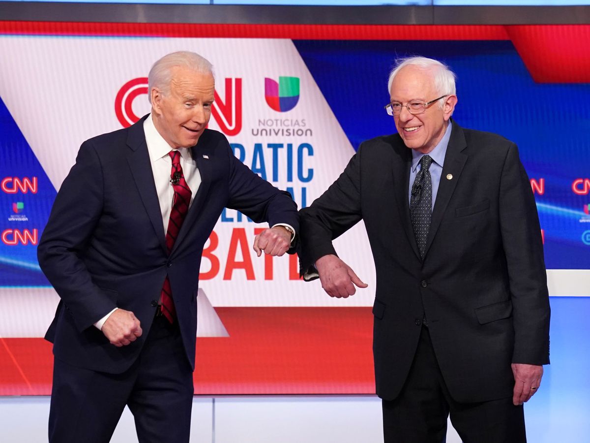 Foto: Los candidatos demócratas, Joe Biden y Bernie Sanders, en un debate saludándose con el codo por el coronavirus. (Reuters)