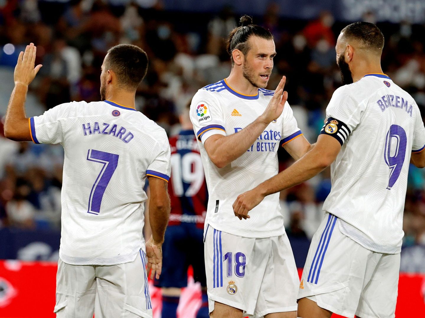 Bale celebra un gol con Benzema y Hazard. (Efe)