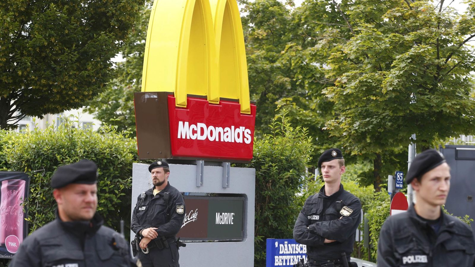 Foto: La Policía custodia el restaurante de comida rápida donde ocurrió el ataque. (Reuters)