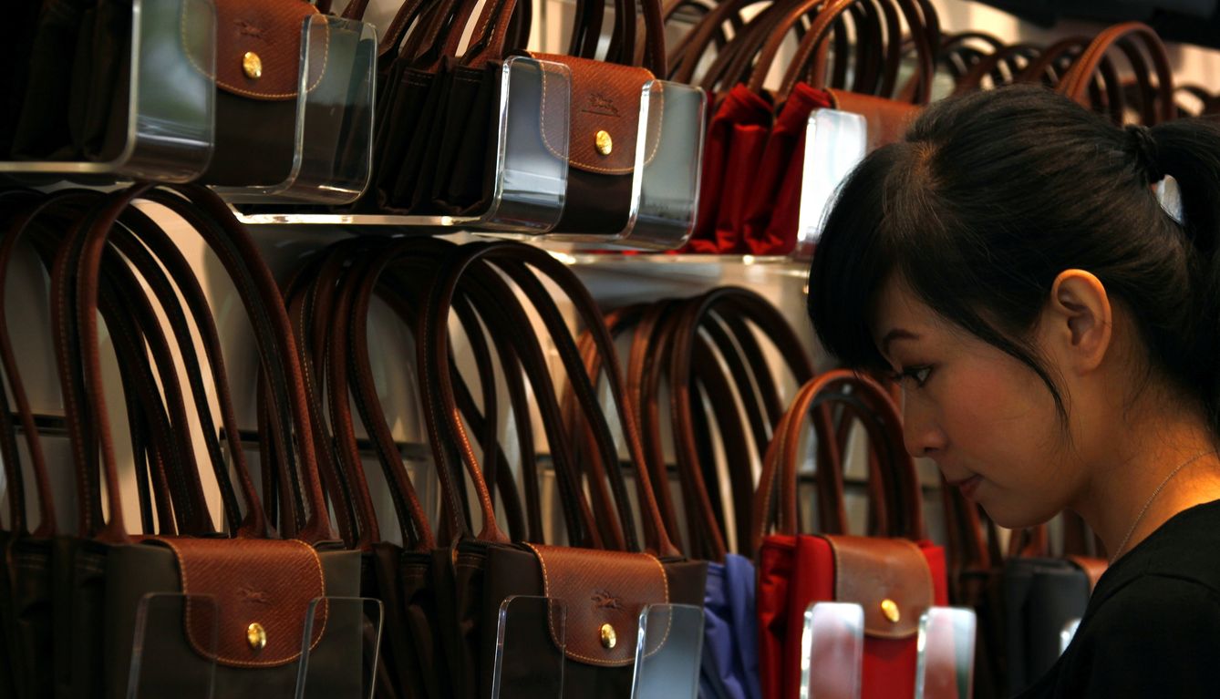 Complementos y zapatos son lo que más adquieren los turistas chinos. (Reuters)