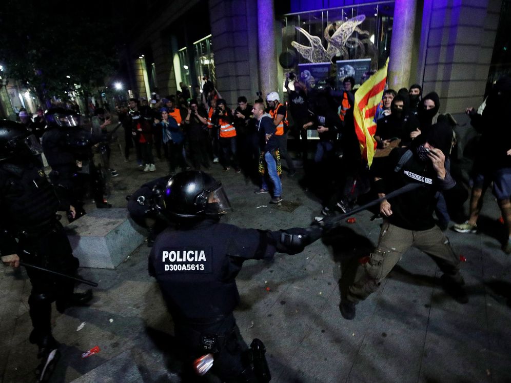 Foto: Disturbios violentos en el entorno de la Jefatura de la Policía Nacional de Barcelona tras la manifestación del 26-O.(Reuters)
