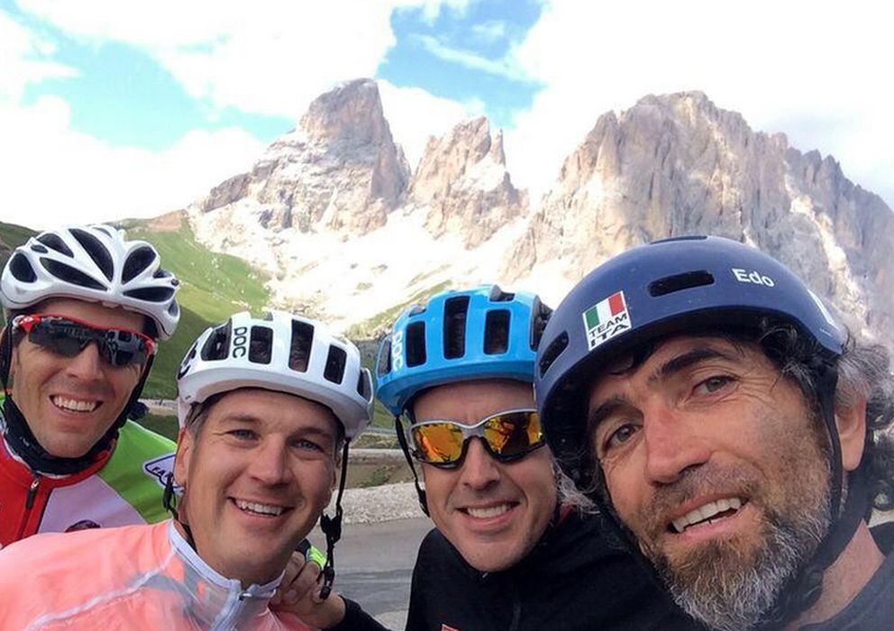 Foto: Alonso junto a sus compañeros de bici (Twitter)