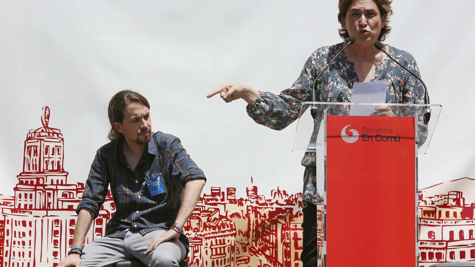 Foto: La alcaldesa de Barcelona, Ada Colau, y el secretario general de Podemos, Pablo Iglesias, en un acto en la ciudad condal. (EFE) 