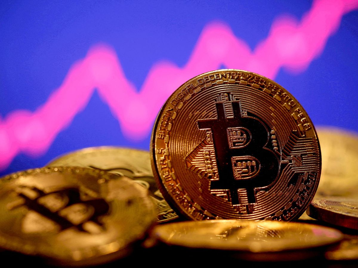 Foto: Representación del bitcoin. (Reuters/Dado Ruvic)