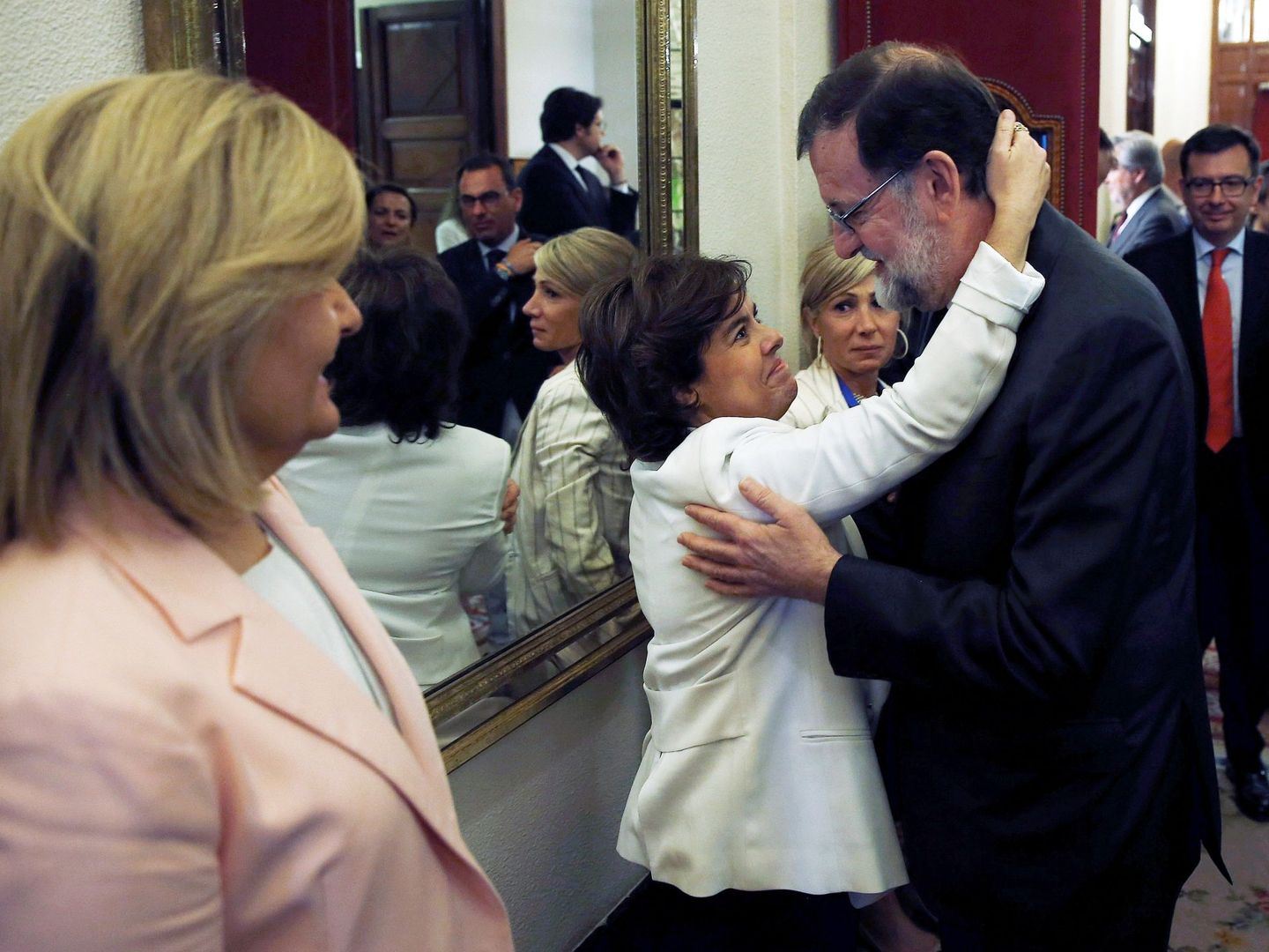 Soraya Sáenz de Santamaría despidiéndose de Rajoy ante la mirada de Báñez. (EFE)