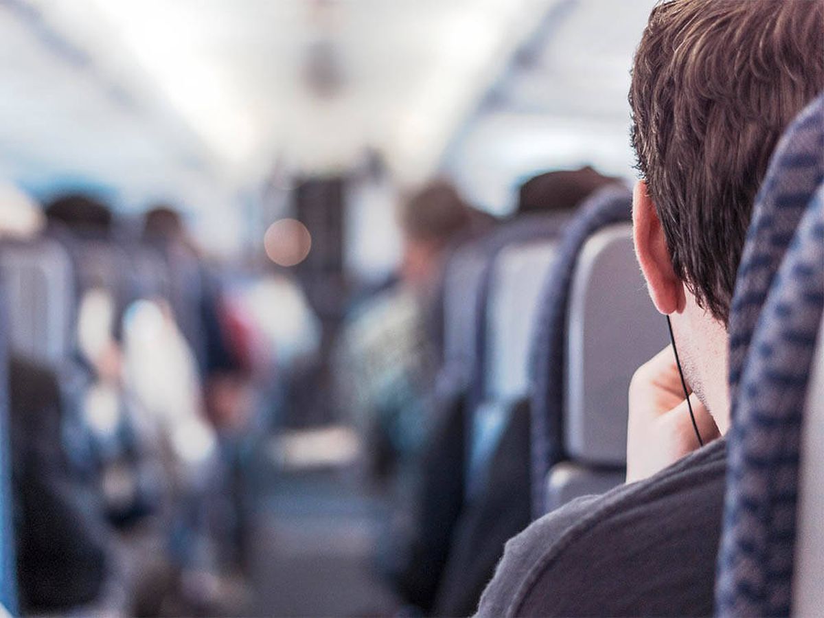 Foto: ¿Qué harías si una pasajera invade el espacio de tu asiento con su melena? (Pixabay)