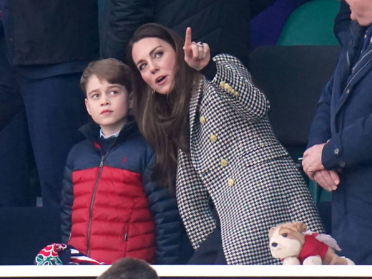 Foto: Kate Middleton, hablando con su hijo en el partido de rugby de Inglaterra contra Gales. (Gtres)