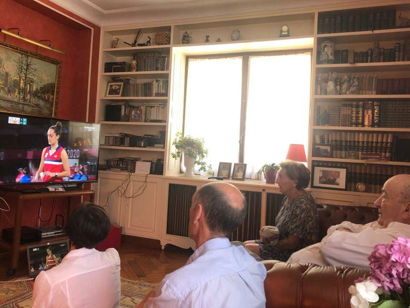 La familia de Clara, viendo el partido por Eurosport en San Sebastián