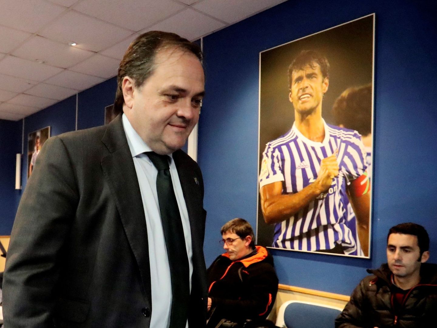 El presidente de la Real Sociedad, Jokin Aperribay, con una imagen de Xabi Prieto al fondo, antes de su rueda de prensa en Anoeta. (EFE)