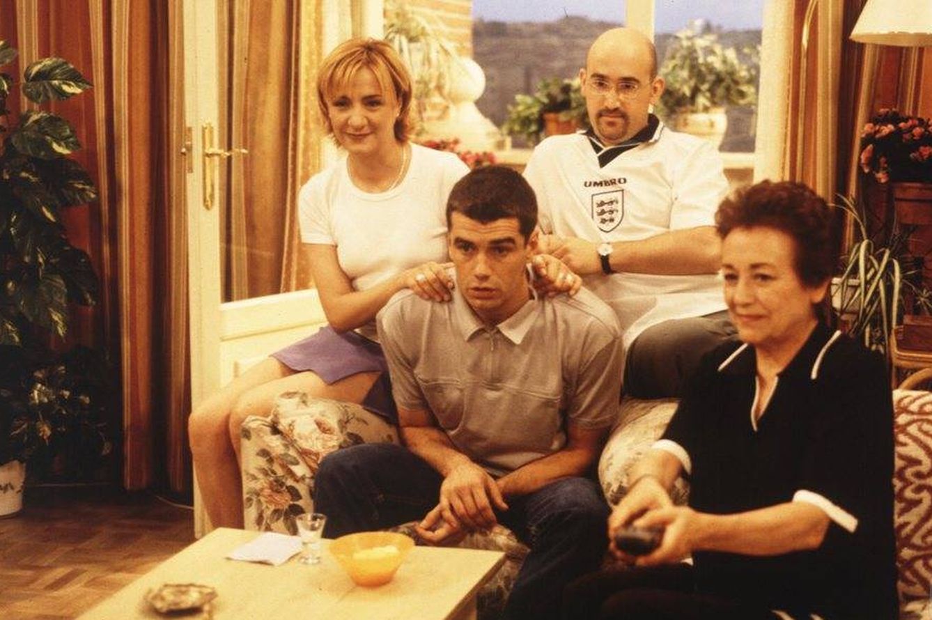 David, Carlota, Paco y Sole, viendo la televisión en casa de Sole. (Mediaset)