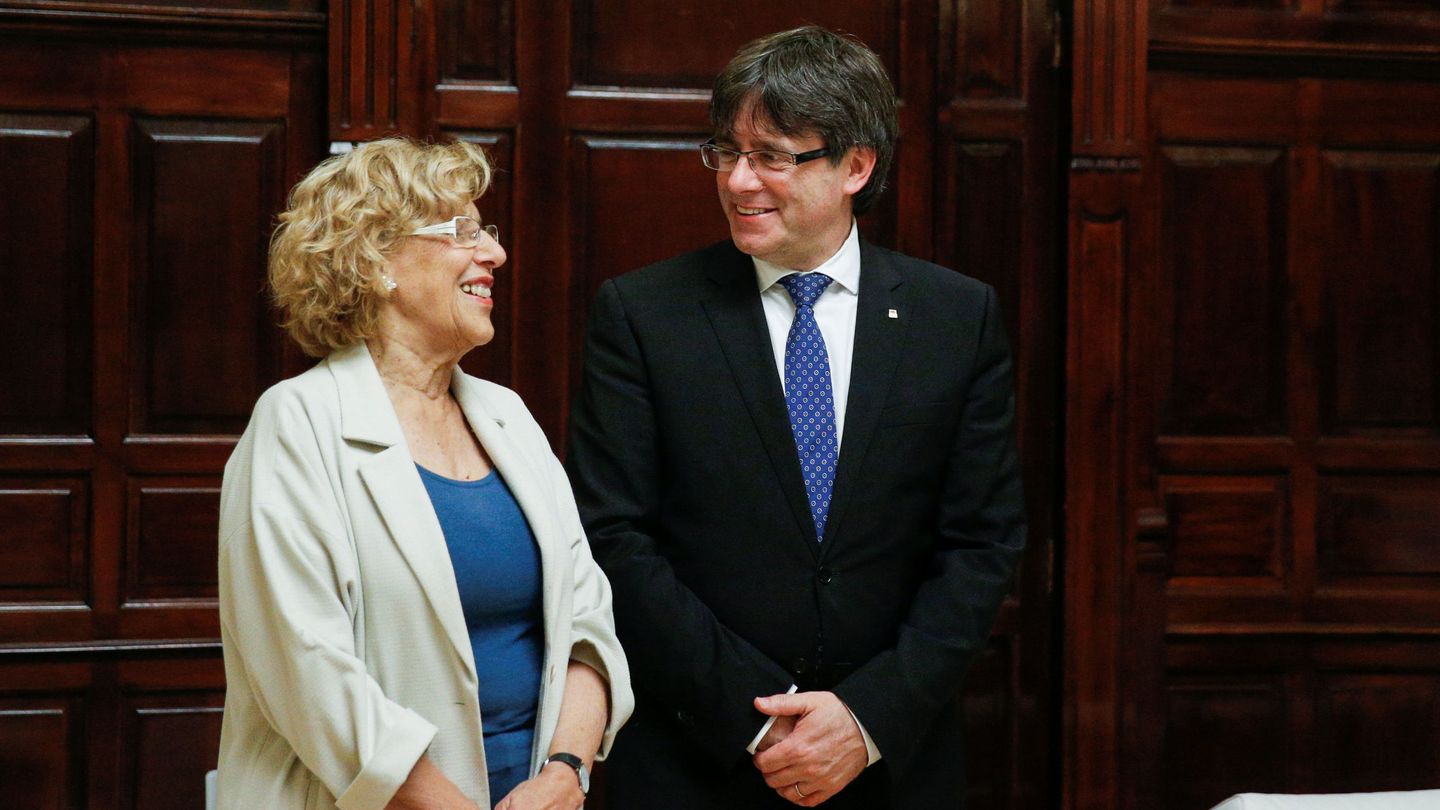 Manuela Carmena y Carles Puigdemont. (Reuters).