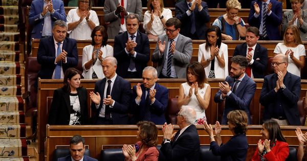 Foto: Los ministros y la bancada socialista aplauden a Pedro Sánchez tras su intervención en el pleno de segunda votación de investidura, el pasado 25 de julio. (EFE)
