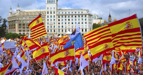 Foto: Manifestación convocada por la Societat Civil Catalana. (EFE)