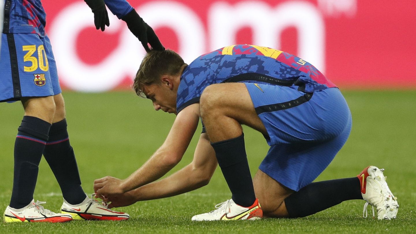 Nico González le ata las botas a Gavi durante el choque. (EFE)
