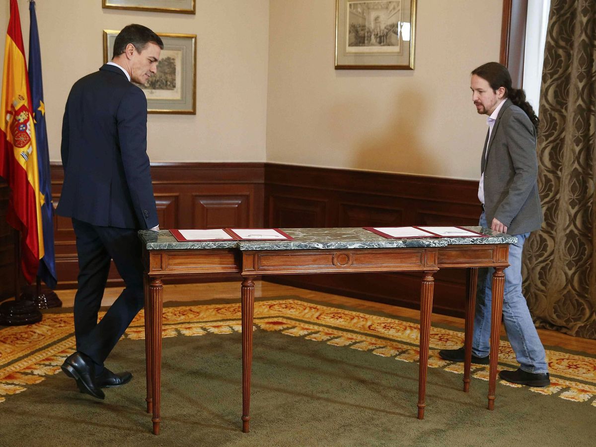 Foto: El presidente del Gobierno en funciones, Pedro Sánchez, y el líder de Podemos, Pablo Iglesias, antes de la firma del preacuerdo para el Gobierno de coalición. (EFE)