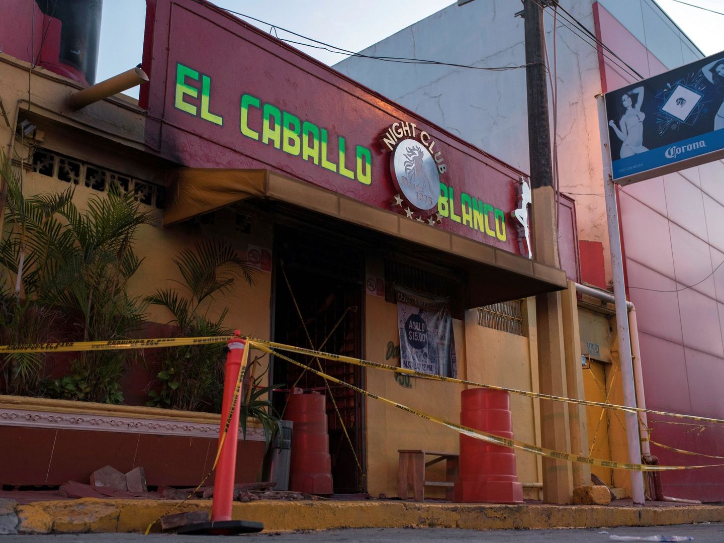 Vista general de la fachada del bar El Caballo Blanco, acordonado con cintas ppoliciales este miércoles en Coatzacoalcos.(Efe)