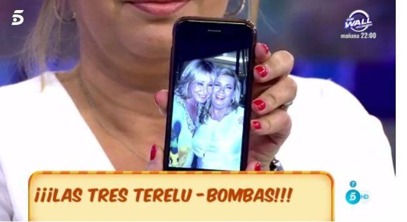Terelu muestra la imagen del selfie de Mila con su hermana Carmen.
