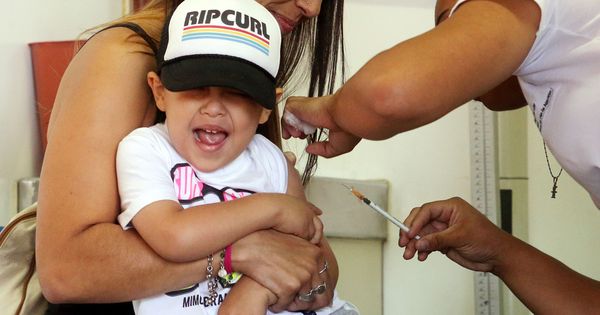 Foto: Un niño reacciona al recibir la vacuna contra la fiebre amarilla, dengue, chikunguña y zika (Marcos Brindicci / Reuters)