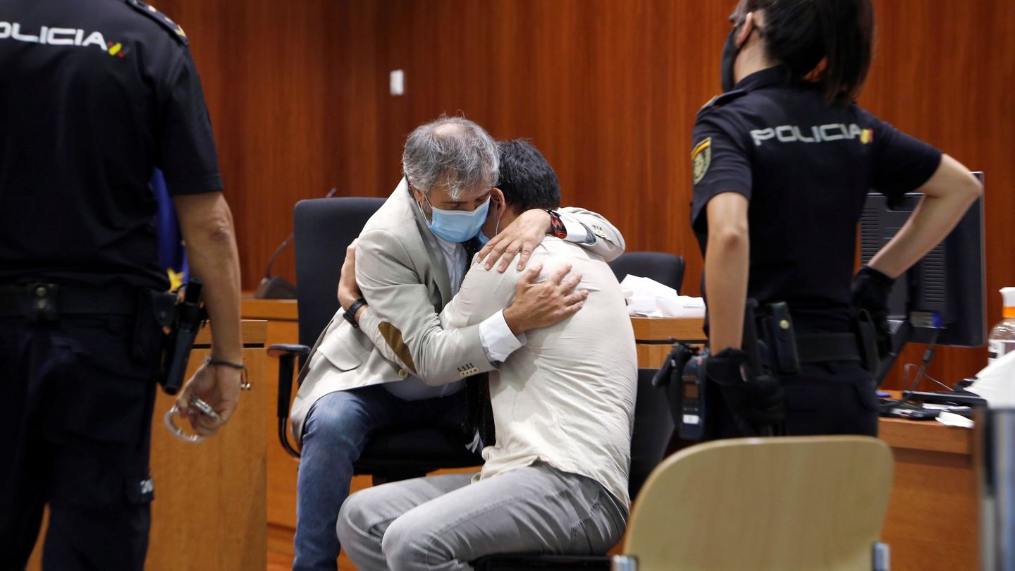 El acusado Rodrigo Lanza abraza a su abogado, Endika Zulueta, tras escuchar el veredicto del jurado, el pasado día 17. (EFE)