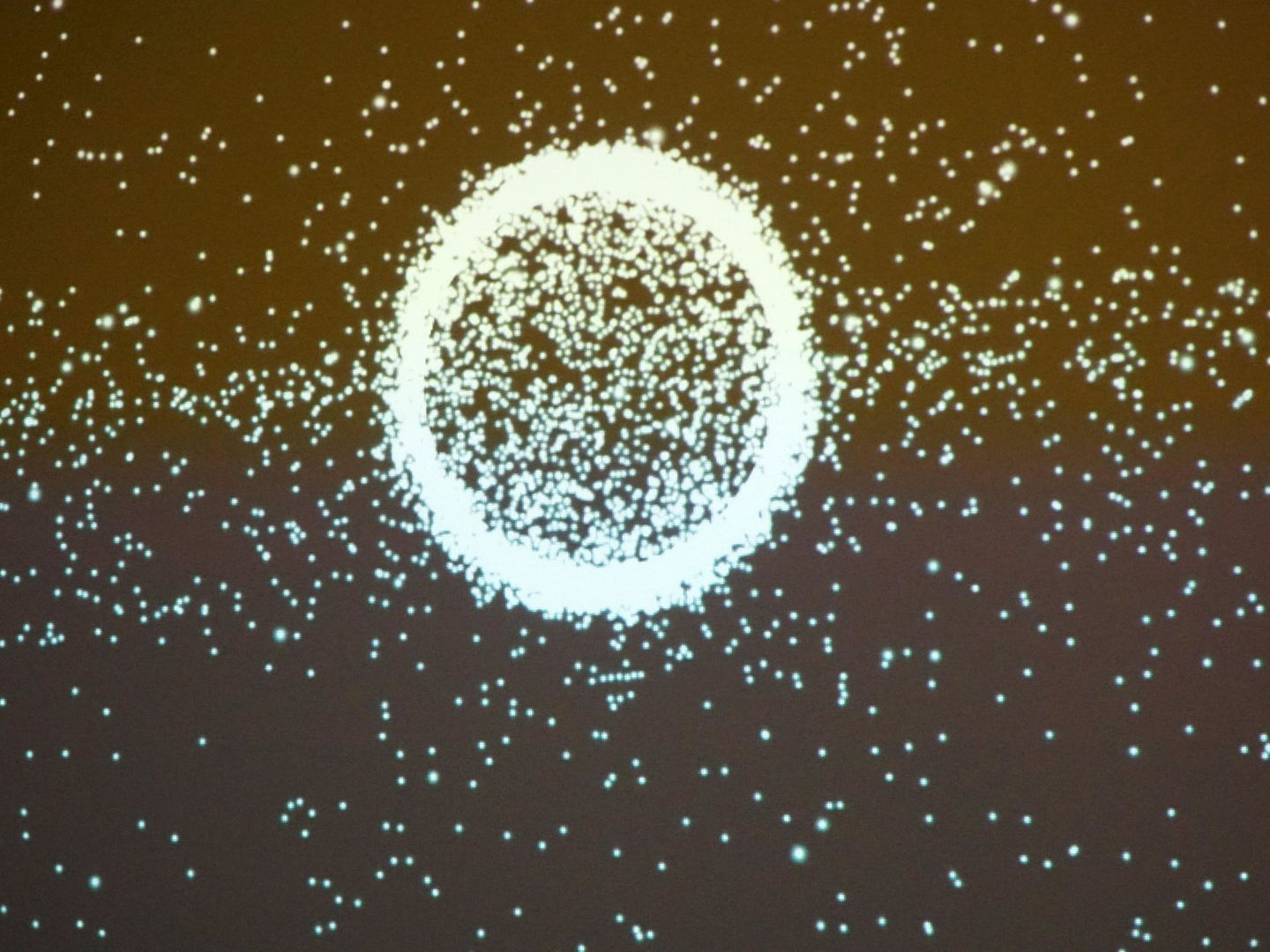 Vista de los desechos espaciales que flotan alrededor del globo a través de un láser que emite largas líneas verticales de luz LED. Imane Rachidi (Foto: EFE)