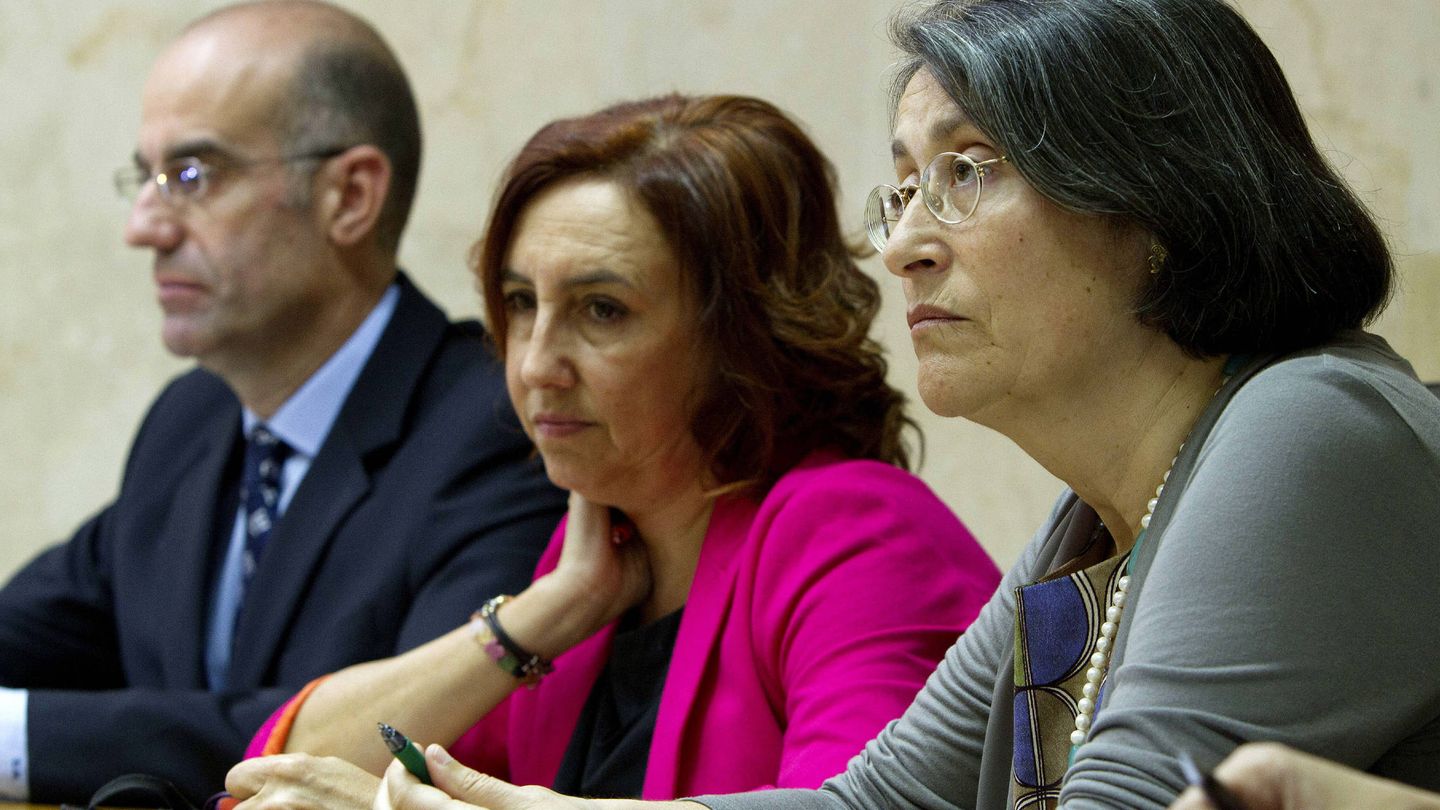 Ángeles Ayuso (d), acompañada de lEmilio Miró y Cádiz, Ana Villagómez (c), durante la presentación de un resumen de la memoria anual de la Fiscalía Antidroga gaditana en 2012. (EFE)